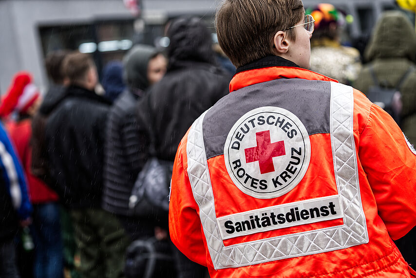 Sanitätsdienst DRK Helfer mit Einsatzjacke
