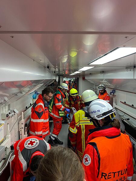 Entgleister Zug in Forst als Großübung: Mitglieder des DRK Eggenstein-Leopoldshafen b eteiligen sich am Einsatz Großübung in Forst: Mitglieder des DRK Eggensteinleopoldshafen transportieren Patienten aus dem entgleisten Zug