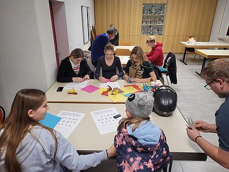 JRK Eggenstein-Leopoldshafen faltet Kraniche Kinder und Jugendliche des Jugendrotkreuzes (JRK) Eggenstein-Leopoldshafen basteln gemeinsam Origami-Kraniche.