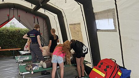 Kindersommerfest 2026 in Eggenstein: Kinder verarzten Teddybären im Bärenhospital des Jugendrotkreuz Eggenstein-Leopoldshafen Kindersommerfest 2026 in Eggenstein: Kinder verarzten Teddybären im Bärenhospital des Jugendrotkreuz Eggenstein-Leopoldshafen