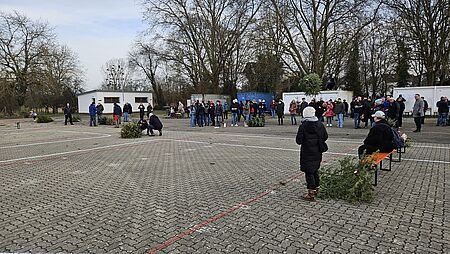 Tannenbaumweitwurf in Eggenstein-Leopoldshafen Mitglieder des DRK Eggenstein-Leopoldshafen versuchen, einen Tannenbaum so weit wie möglich zu werfen.