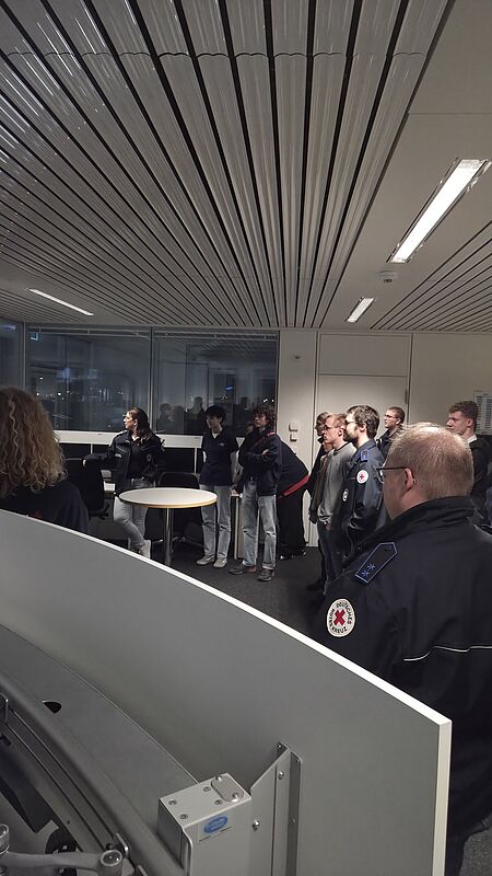 Besuch bei der ILS: Das DRK Eggenstein-Leopoldshafen erhält spannende Einblicke Mitglieder des DRK Eggenstein-Leopoldshafen bei der ILS Karlsruhe